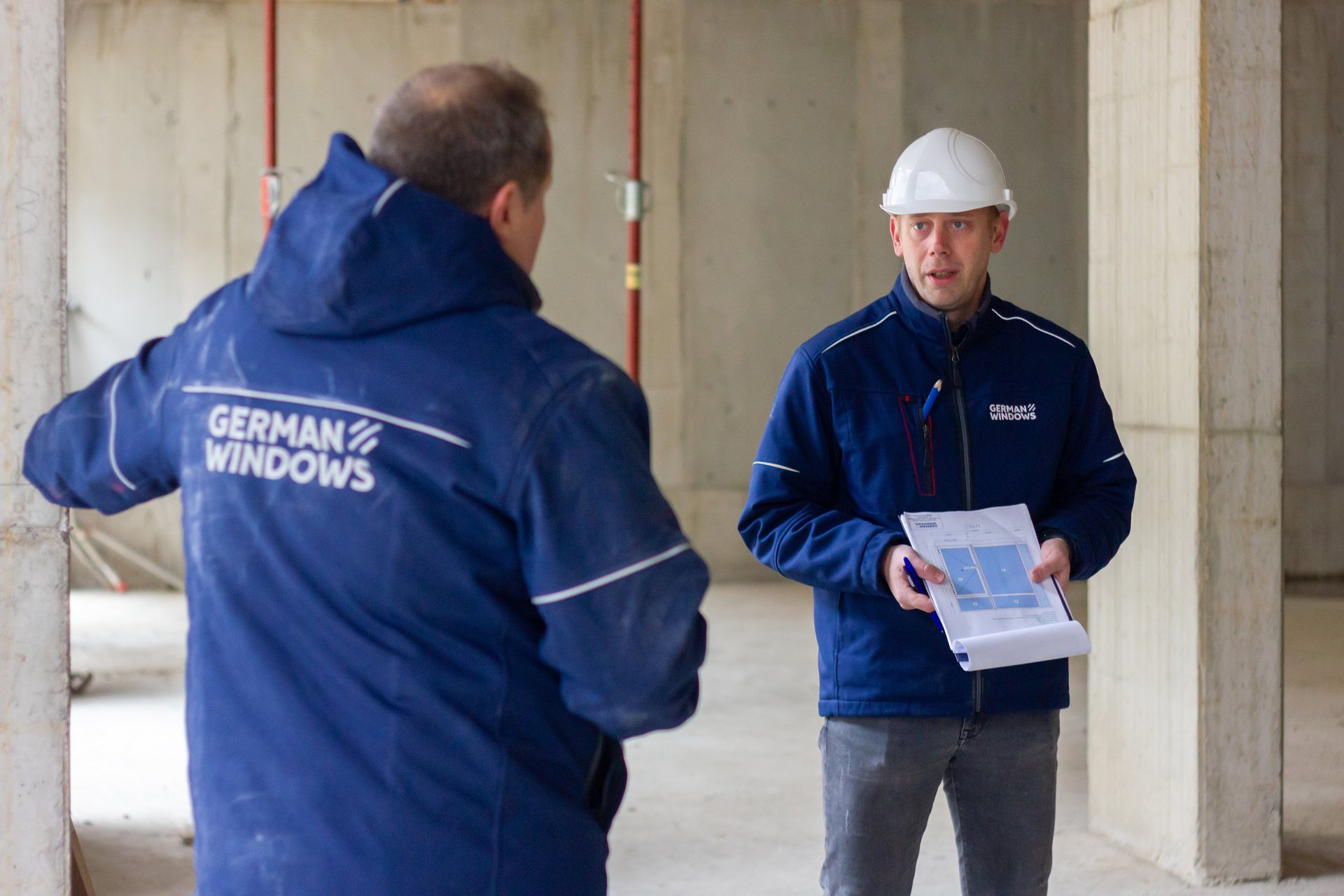 Bauherr kontrolliert Baustelle
