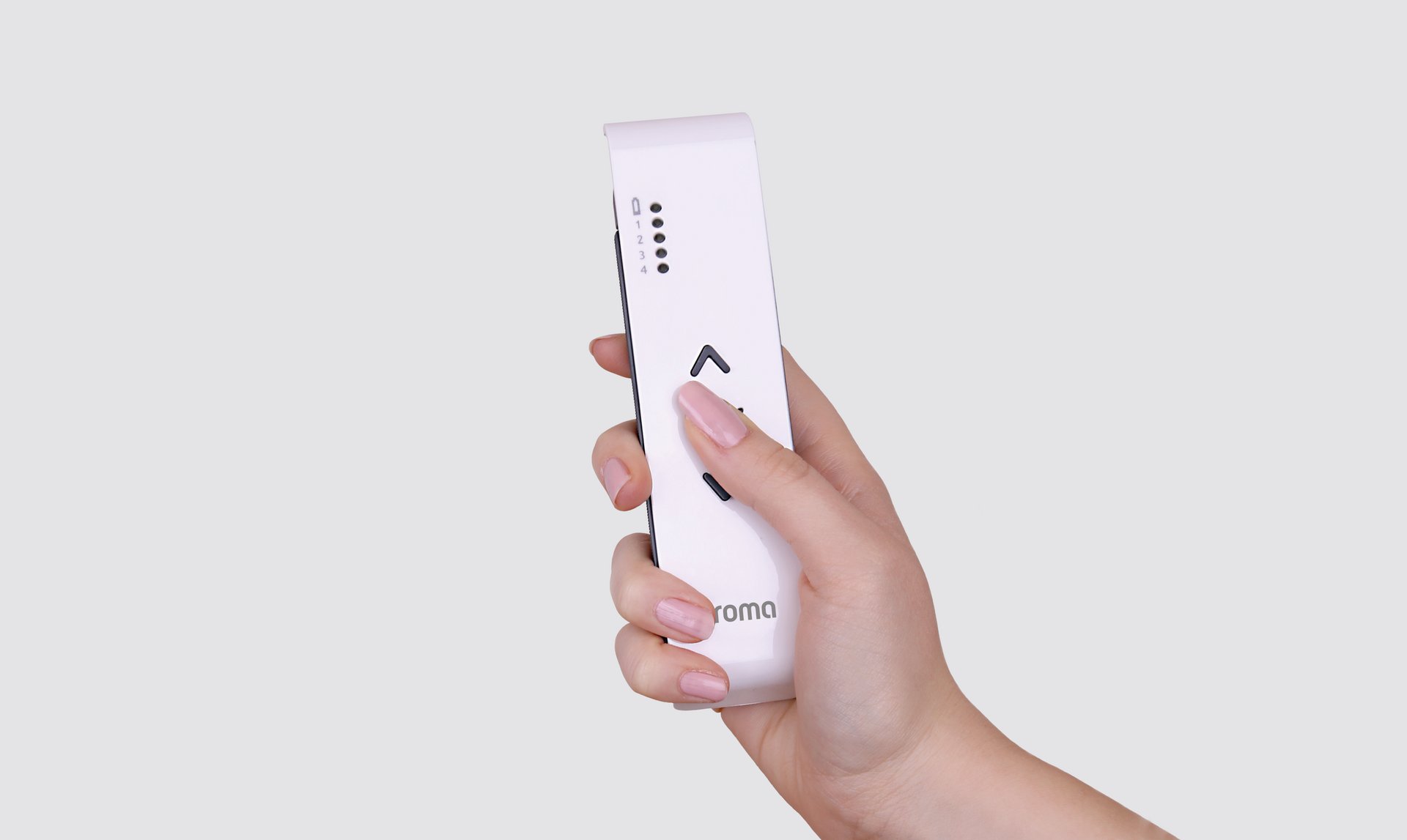 Hand mit Fernbedienung
