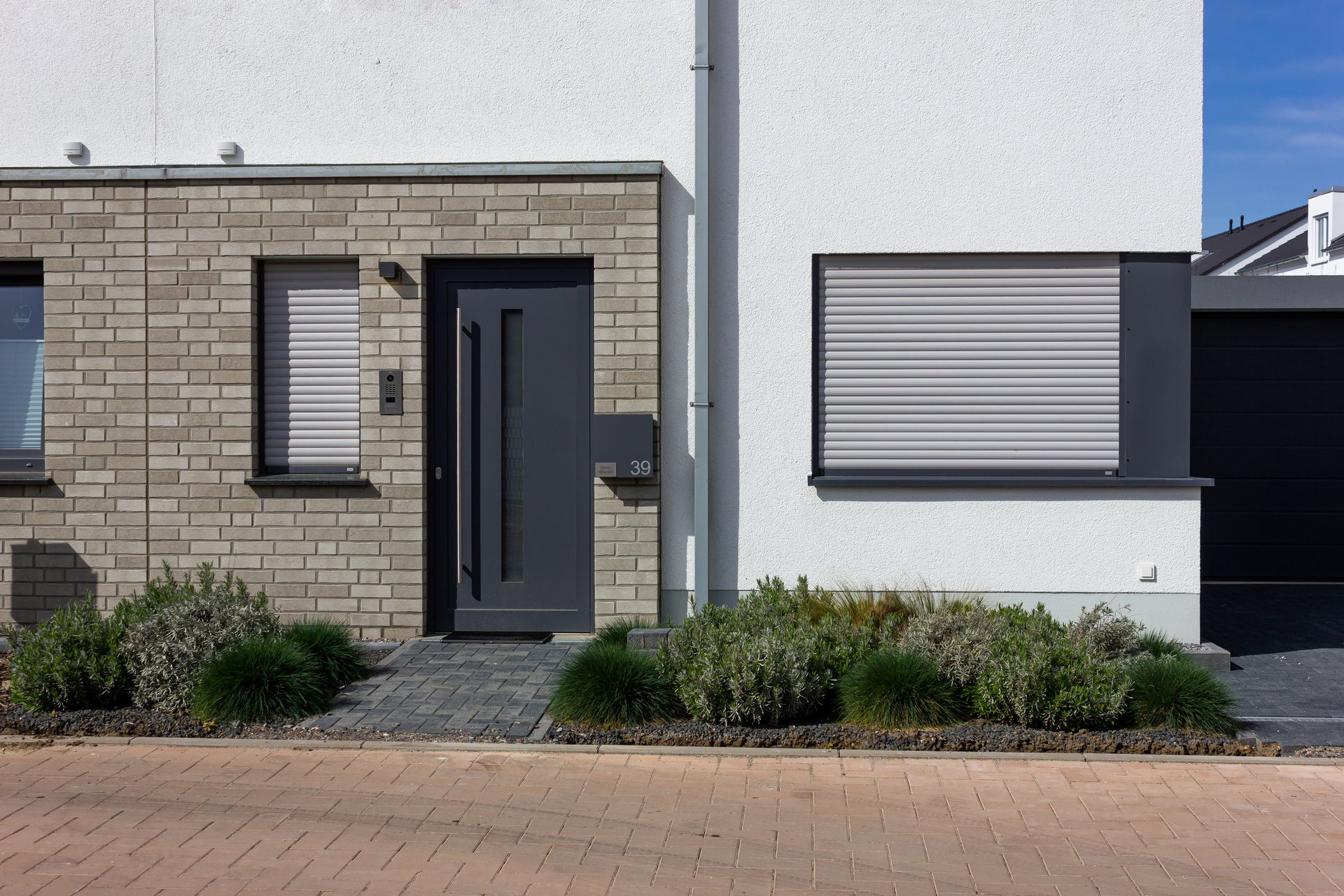Haus mit geschlossenen Rollläden