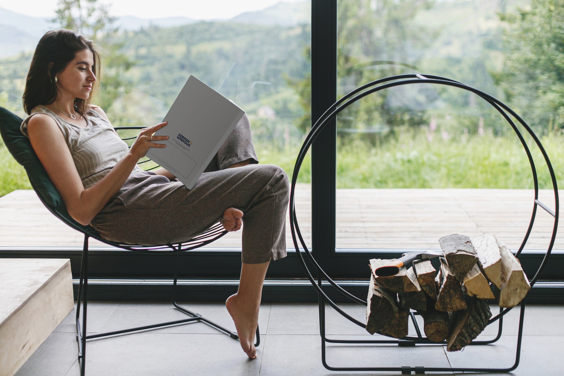 Eine Frau die sitzend ein Buch liest