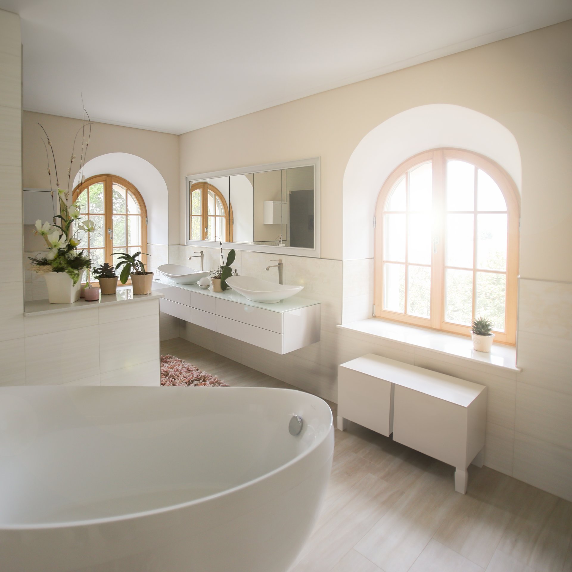 helles in weiß gehaltenes Badezimmer