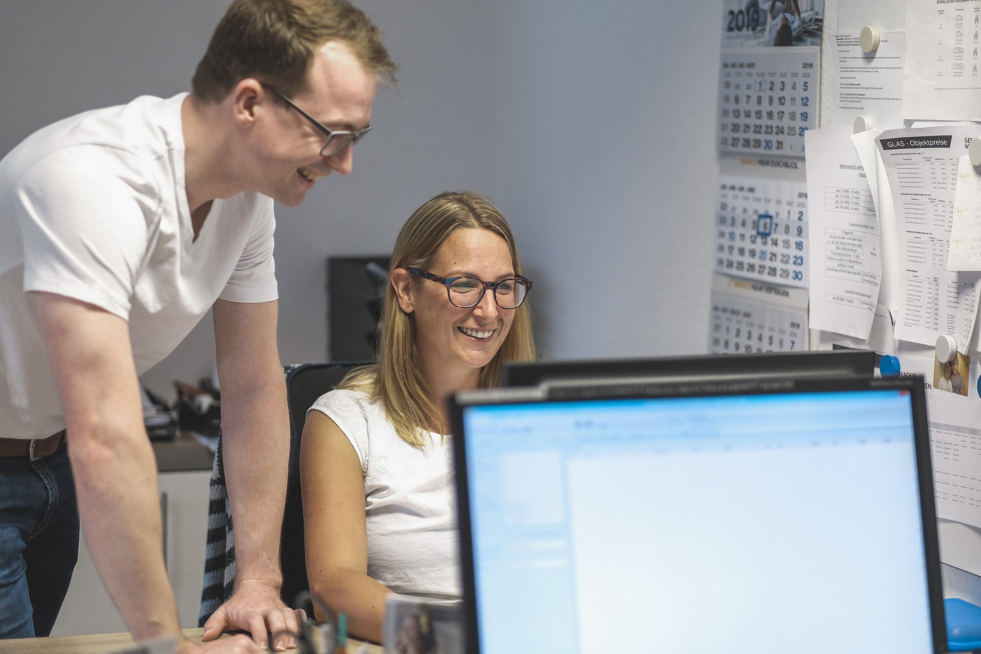 Zwei Personen unterhalten sich im Büro