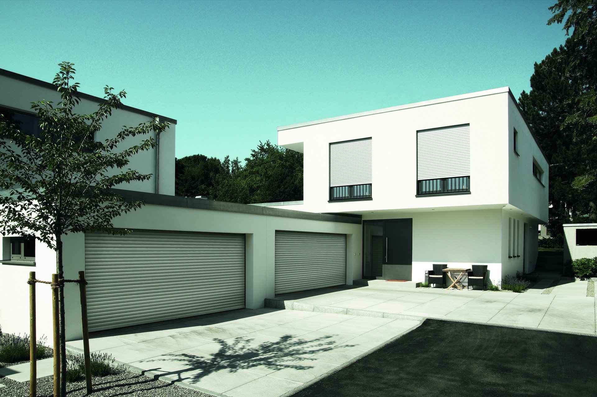 Haus mit zwei Garagen und einem Vorhof