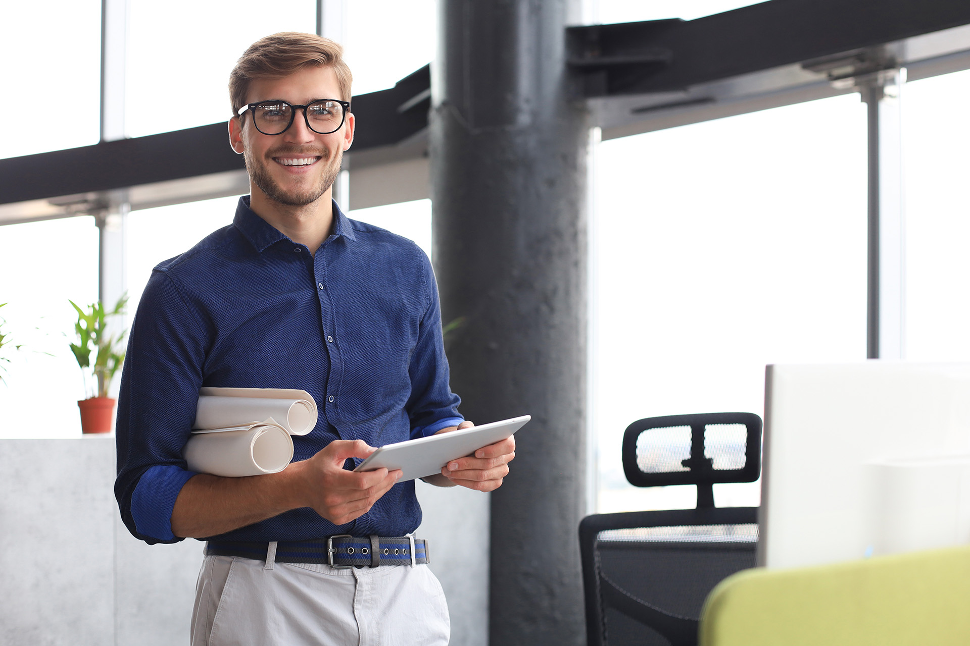 Mann mit Brille und Tablet