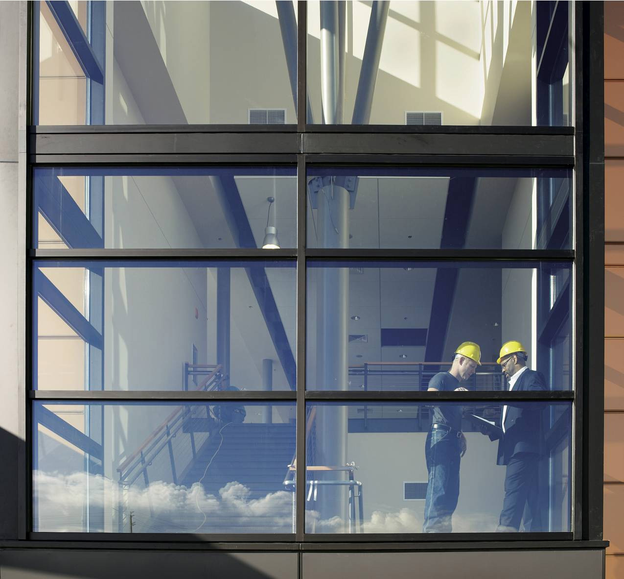 Fensterfront mit zwei Personen