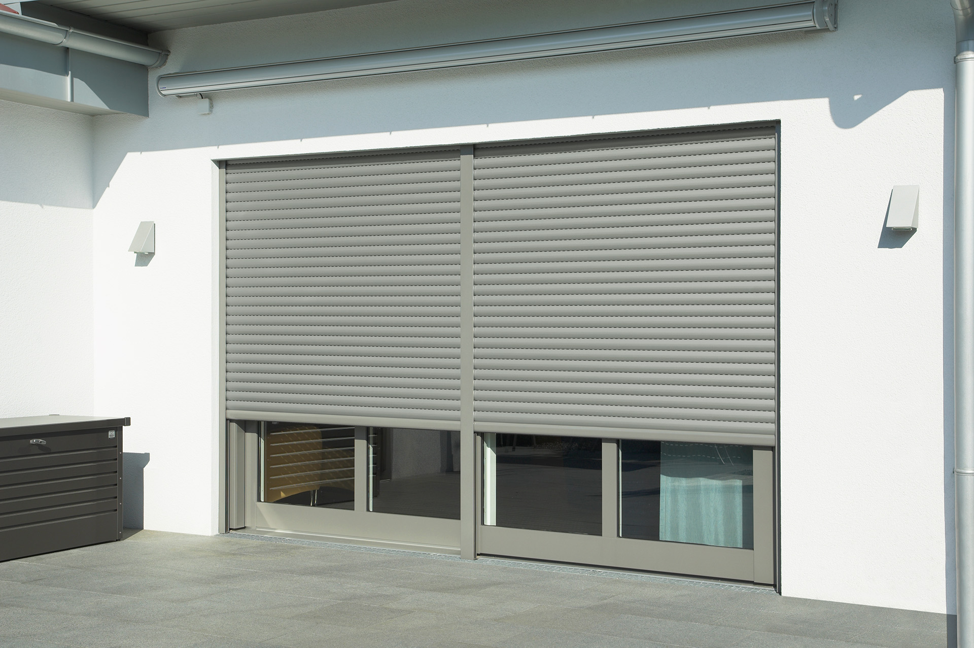 Haus mit verdunkelter Fensterfront