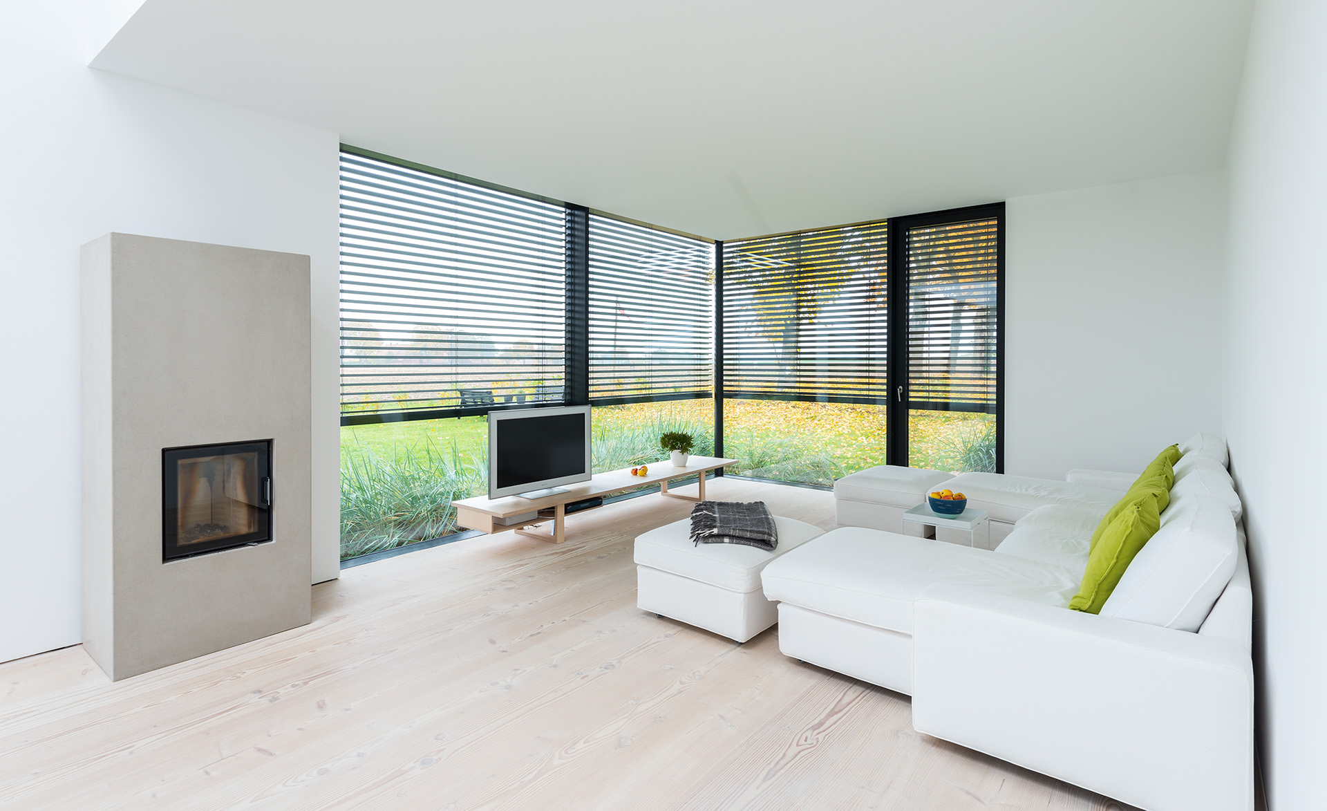 helles Wohnzimmer in weiß