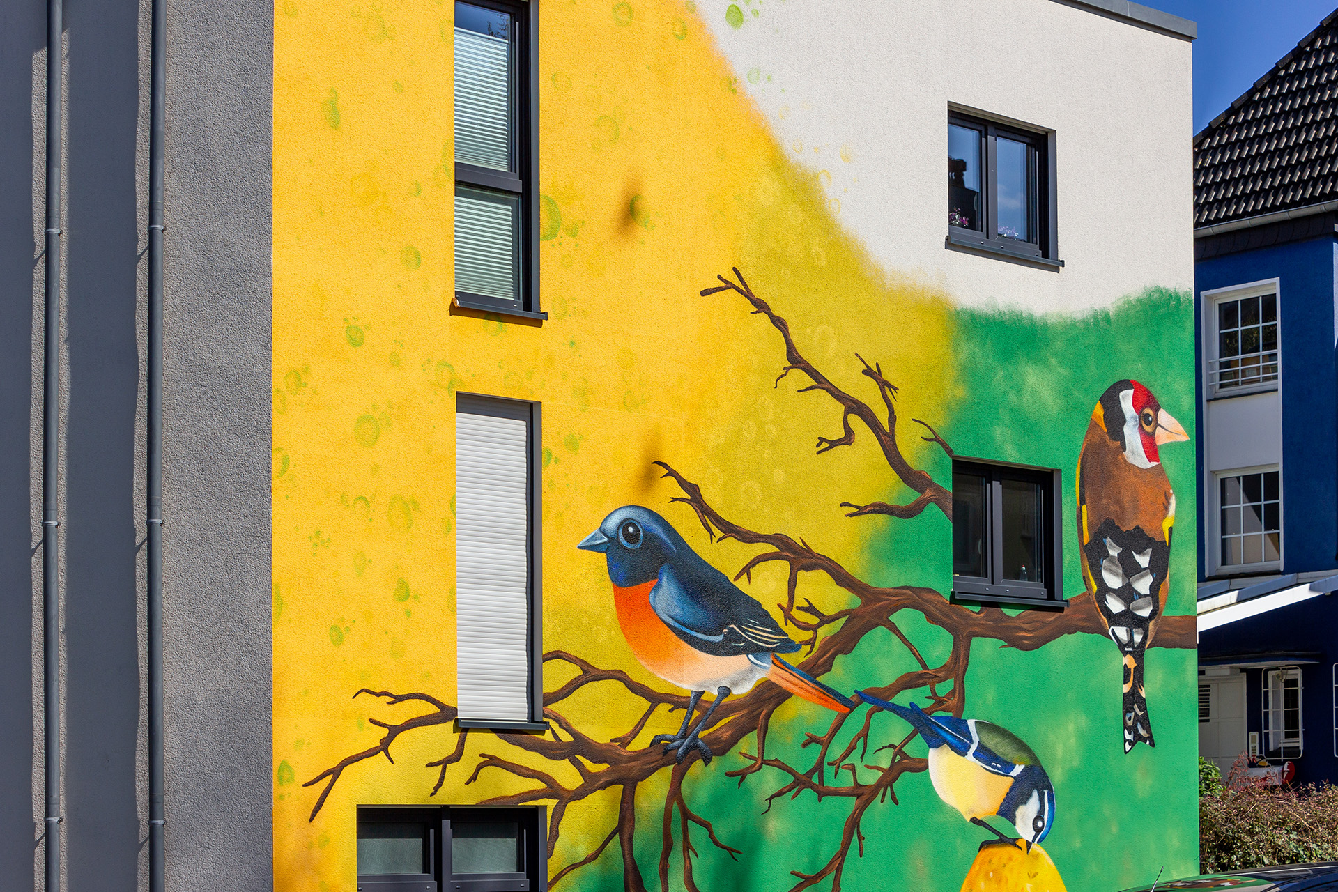 Haus mit bemalter Fassade