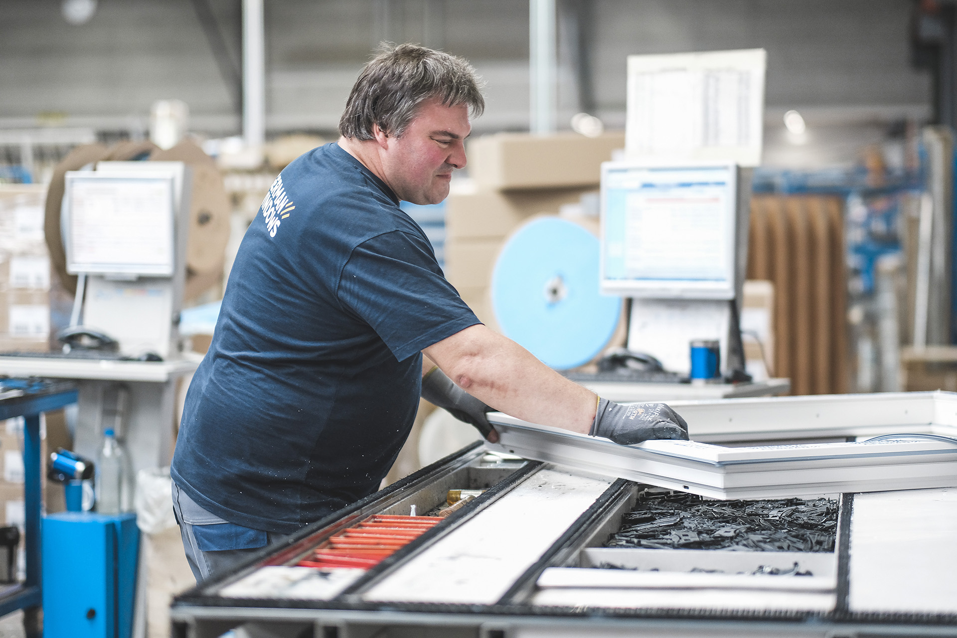 Mitarbeiter baut ein Fenster