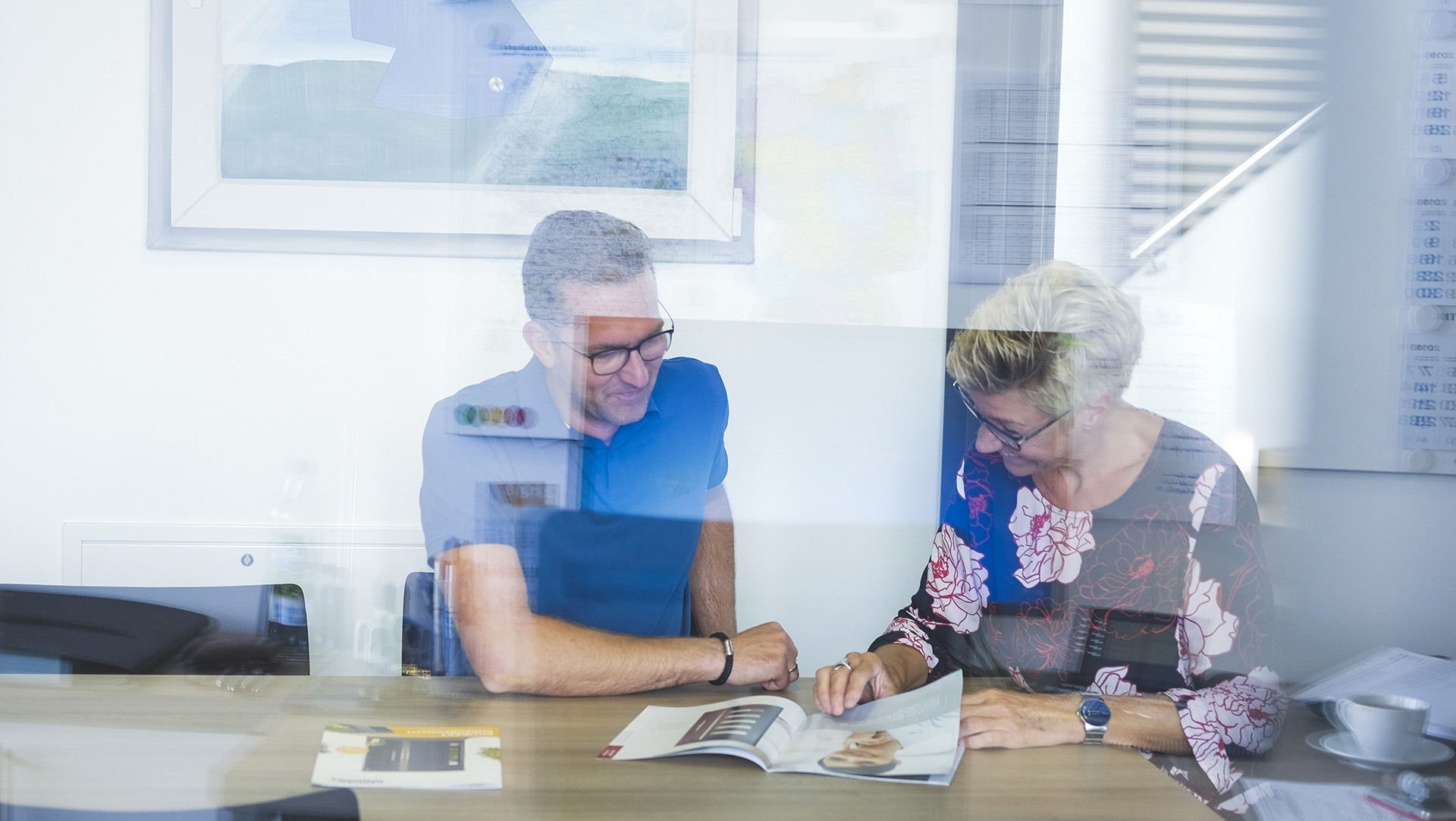 Zwei Personen die sich Unterhalten