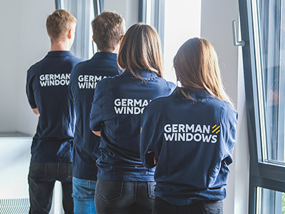 4 Personen, die aus dem Fenster gucken