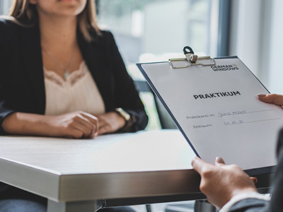 Person, die einen Vertrag eingeht