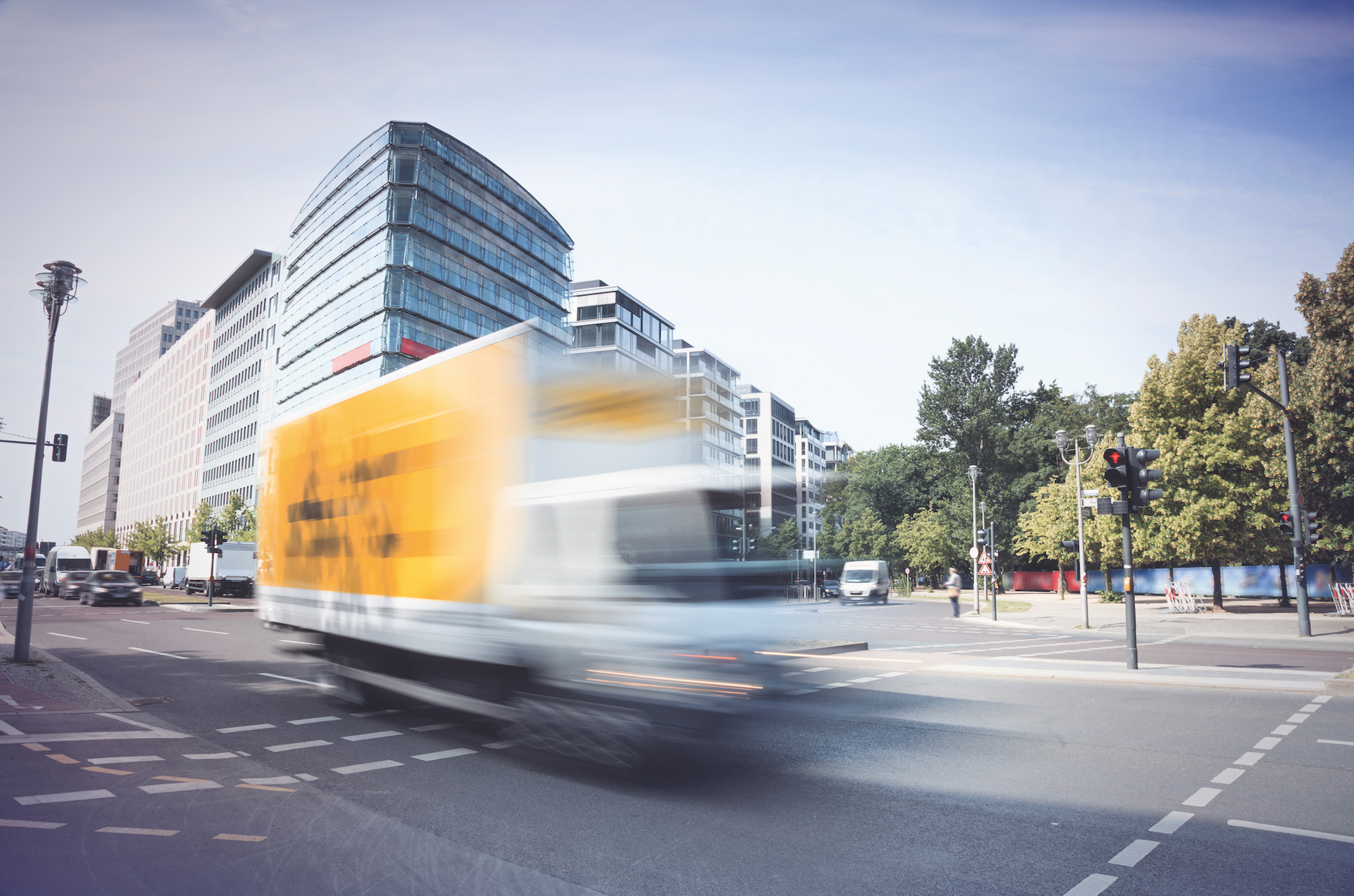 LKW der eine Kreuzung überfährt