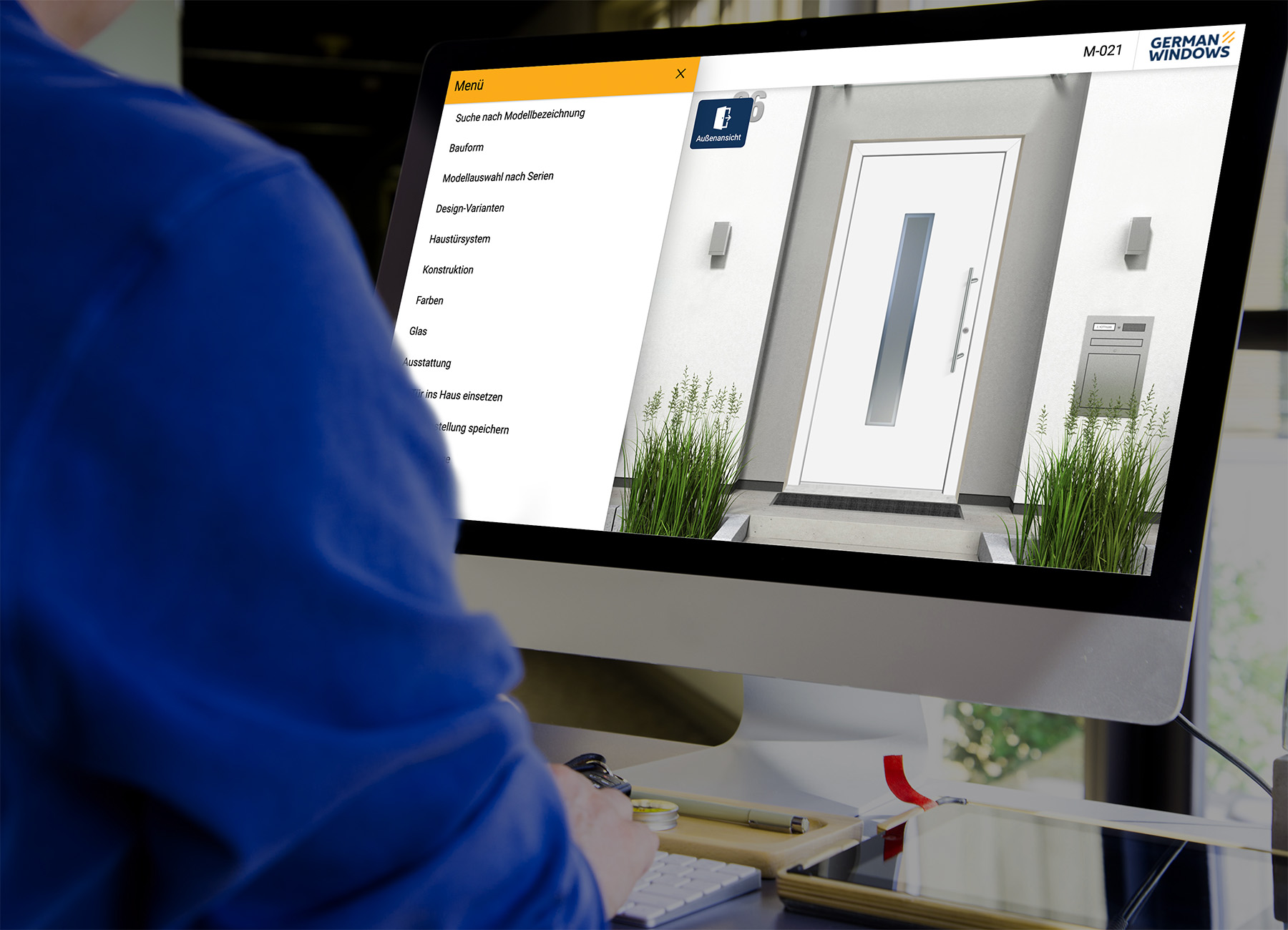 Person die vor einem Bildschirm sitzt